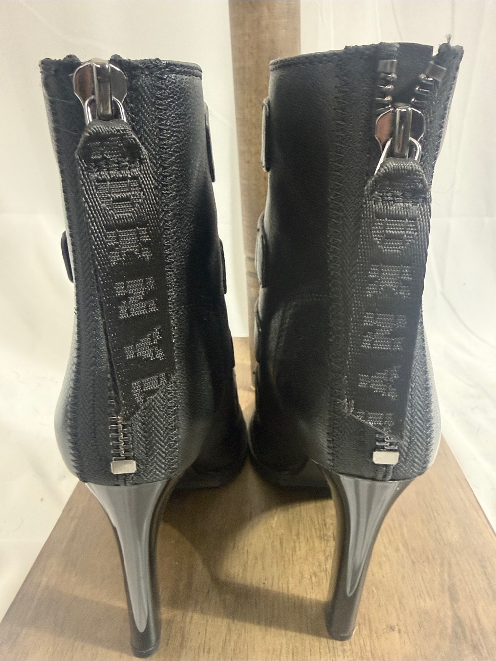 DKNY booties with velcro straps - Picture 4 of 9